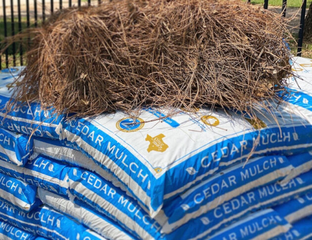 pine-straw-and-cedar-mulch-800 pine-straw-and-cedar-mulch-800